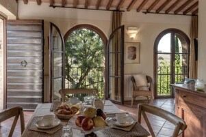 Apartamento, 2 habitaciones (5 people) | Zona de estar | Televisión de 32 pulgadas con canales por satélite