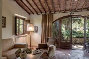 Apartment, 2 Bedrooms (5 people) | Living area | 32-inch TV with satellite channels