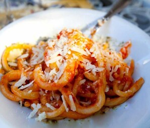 Eine Portion Spaghetti mit Tomatensauce und geriebenem Käse.