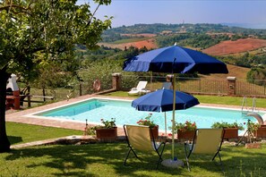 Outdoor pool, pool umbrellas, sun loungers - Casale Virgili (Siena)