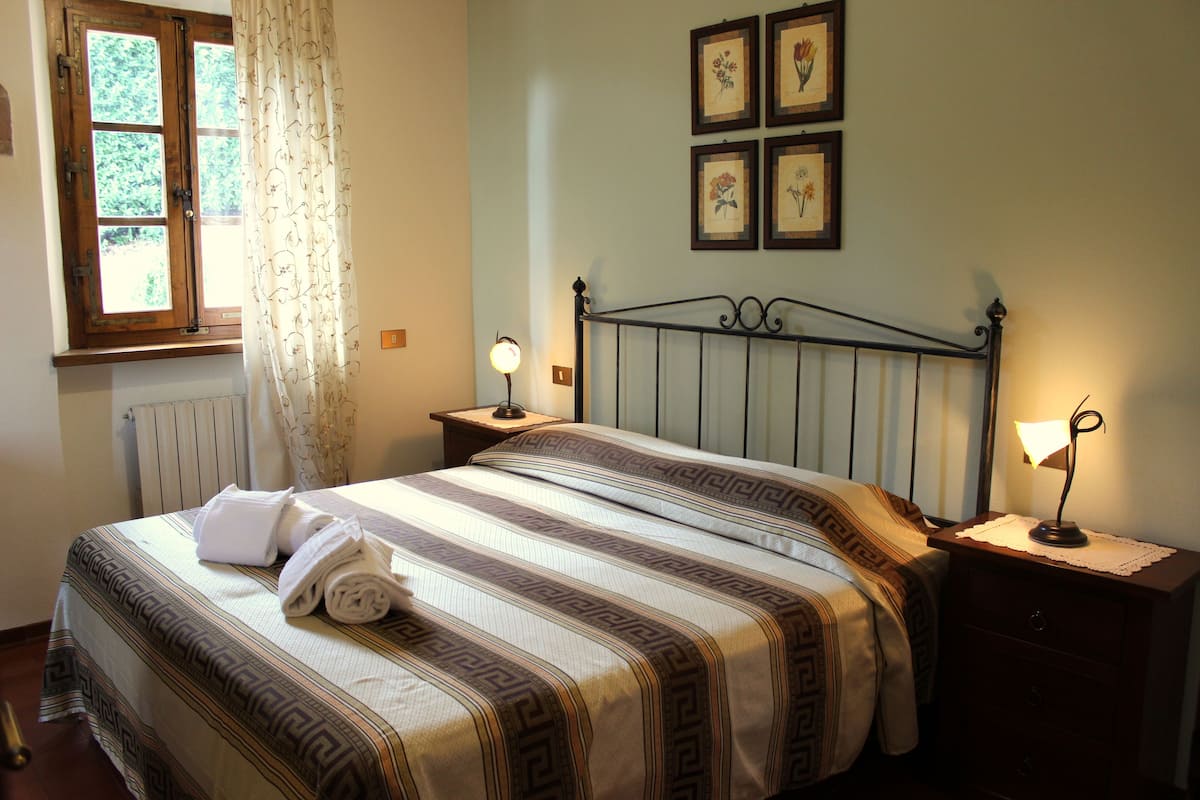 Habitación económica con 1 cama matrimonial o 2 individuales | Ropa de cama de alta calidad, camas con efecto memoria y wifi gratis 