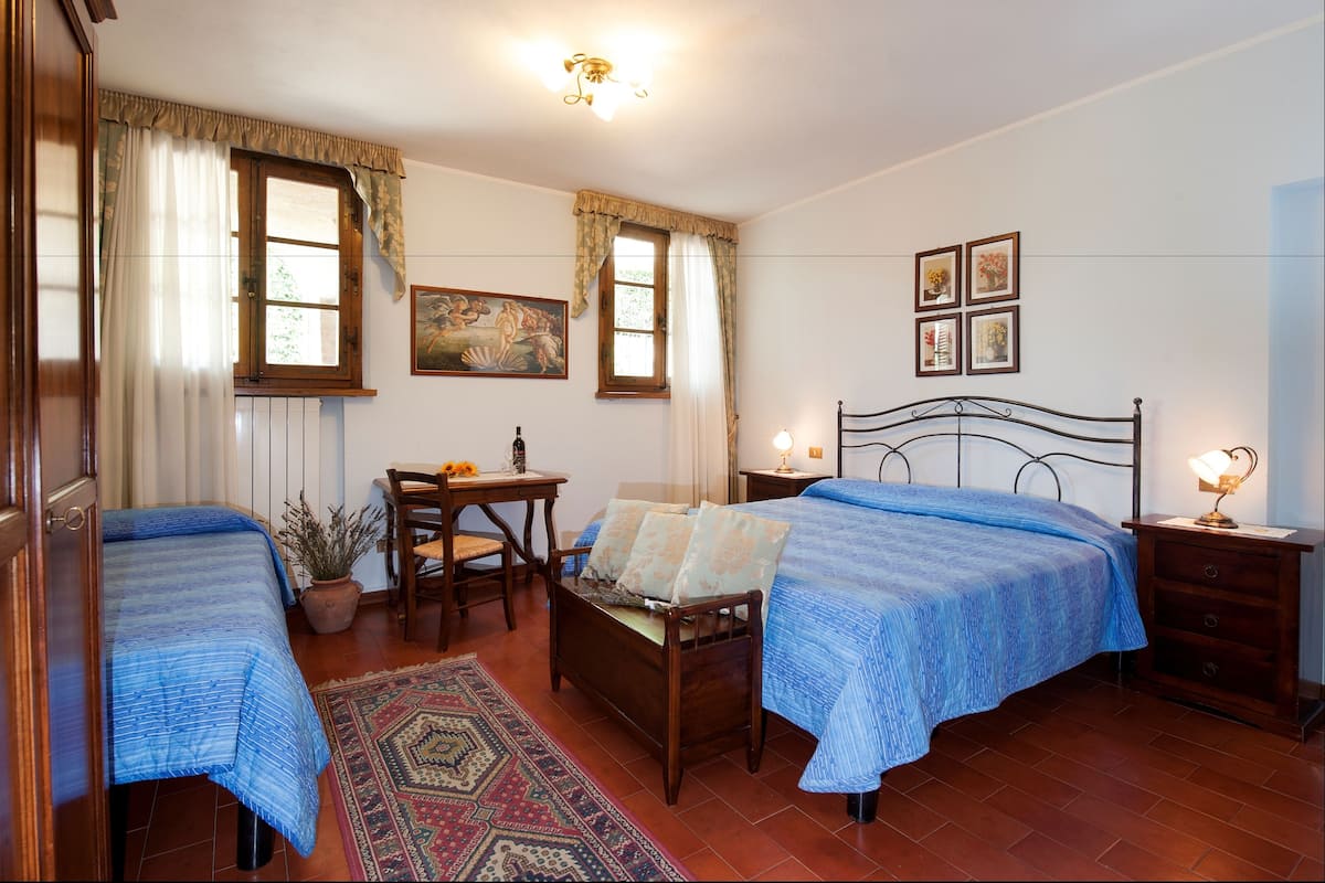 Habitación triple estándar, varias camas | Ropa de cama de alta calidad, camas con efecto memoria y wifi gratis 
