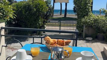 Daily continental breakfast (EUR 13 per person)