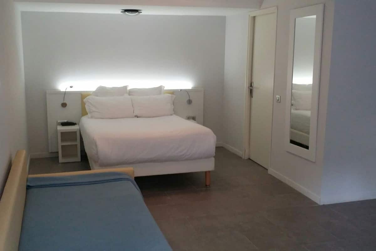 Premium bedding, down comforters, in-room safe, desk