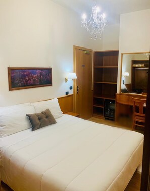 Minibar, in-room safe, desk, laptop workspace - Cassia Hotel (Rome)