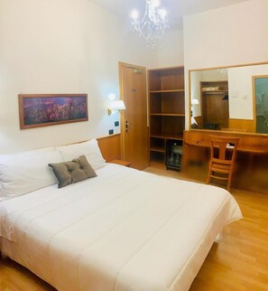 Minibar, caja de seguridad en la habitación y escritorio 