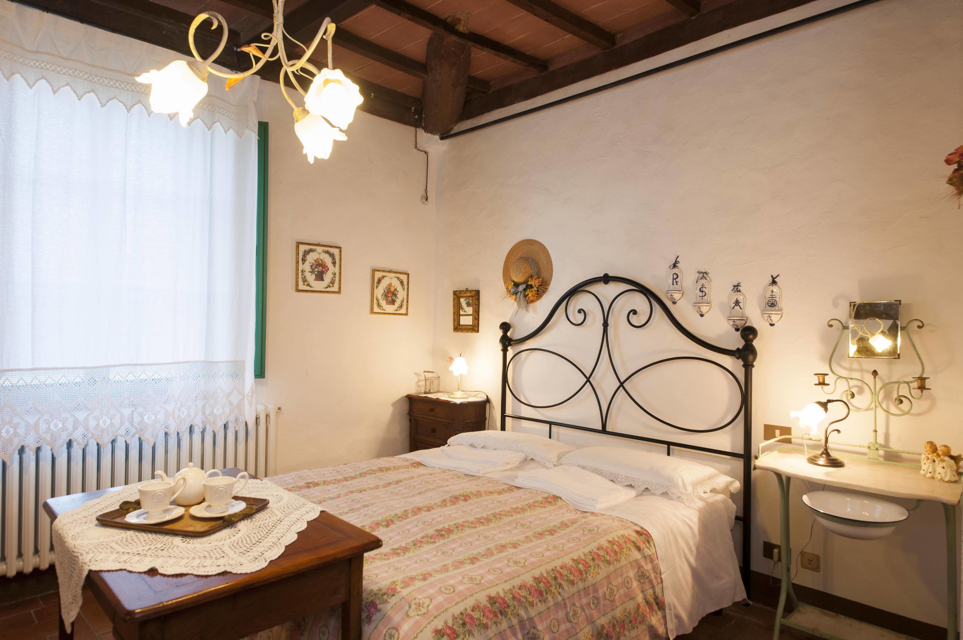 Une chambre à coucher avec un lit, une table de chevet et une petite lampe de chevet.