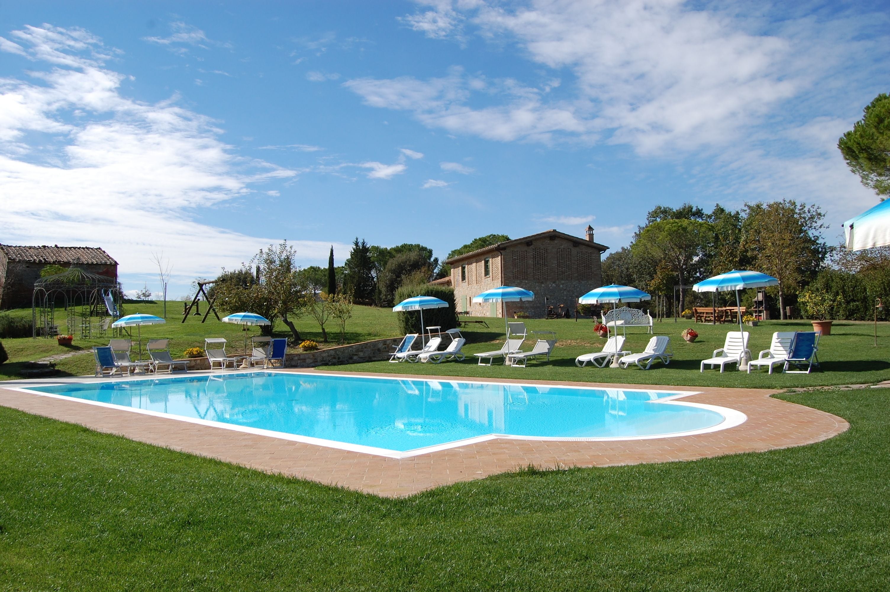 Piscine extérieure (ouverte en saison), parasols de plage