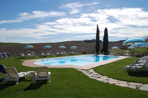 Außenpool (je nach Saison geöffnet), Sonnenschirme, Liegestühle