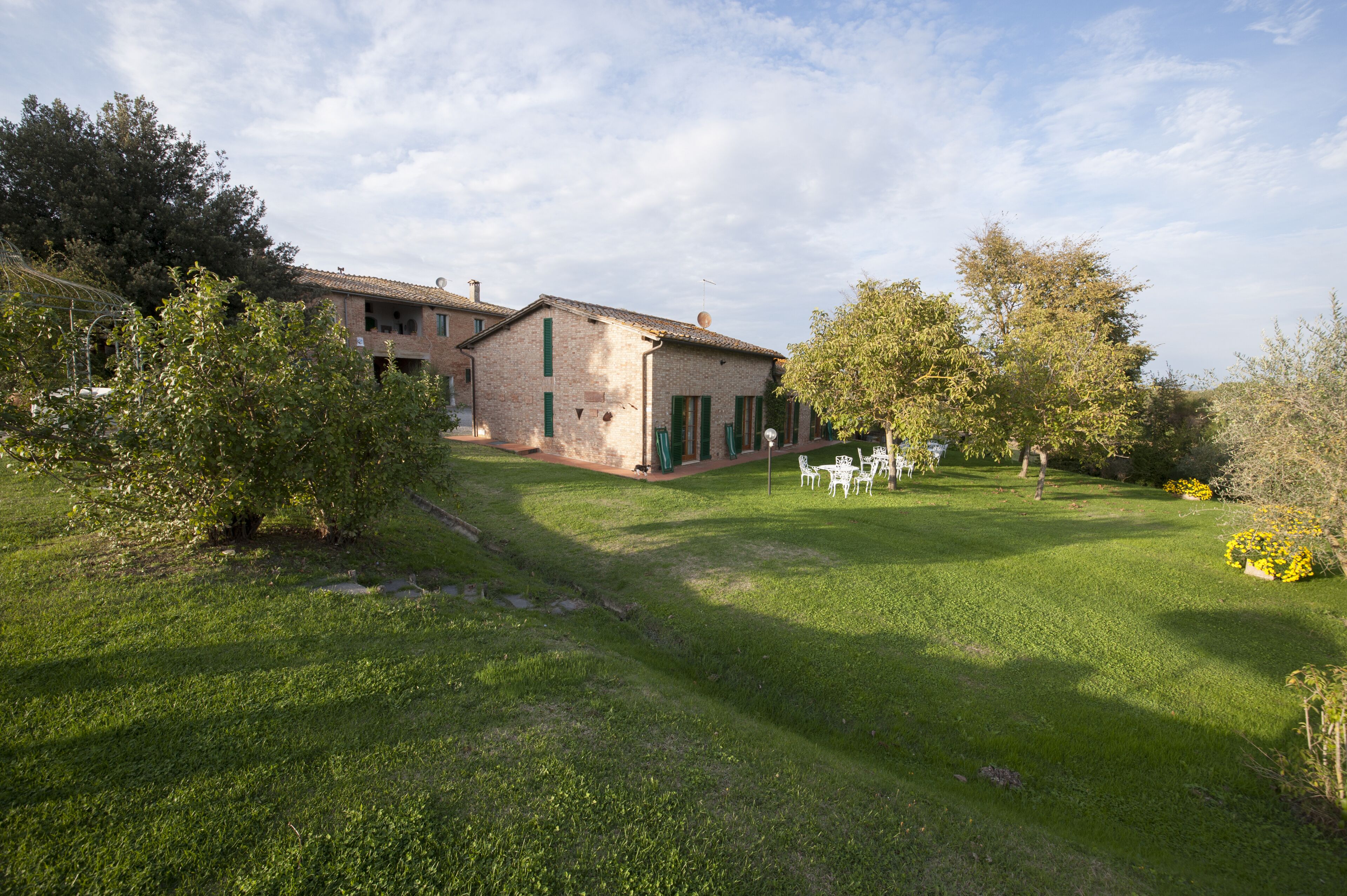 Une maison à deux étages avec un jardin.