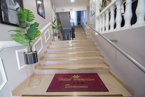 Staircase - Hôtel Parisien (Nice)