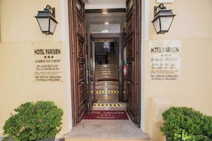 Front of property - Hôtel Parisien (Nice)