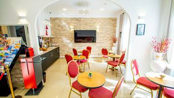 TĂ€gliches kontinentales FrĂŒhstĂŒck (9 EUR pro Person)