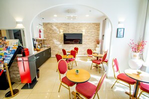 Daily continental breakfast (EUR 9 per person) - Hôtel Parisien (Nice)