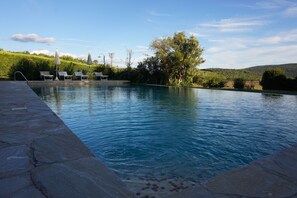 Una piscina al aire libre de temporada, una piscina en la azotea