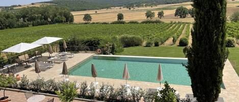 Piscina externa sazonal, piscina no terraço, guarda-sóis