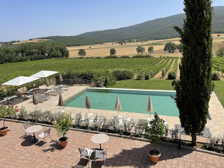 Seasonal outdoor pool, a rooftop pool, pool umbrellas, sun loungers. Il Colombaio Winery and Rooms