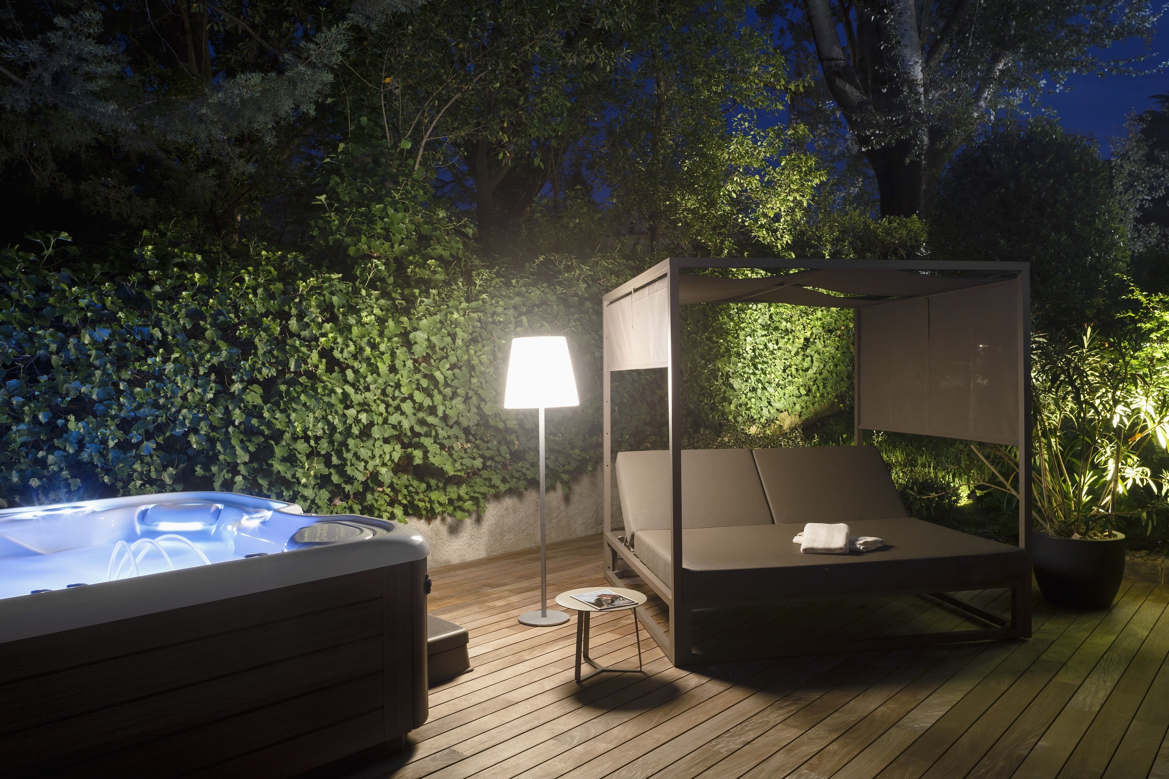 outdoor spa tub