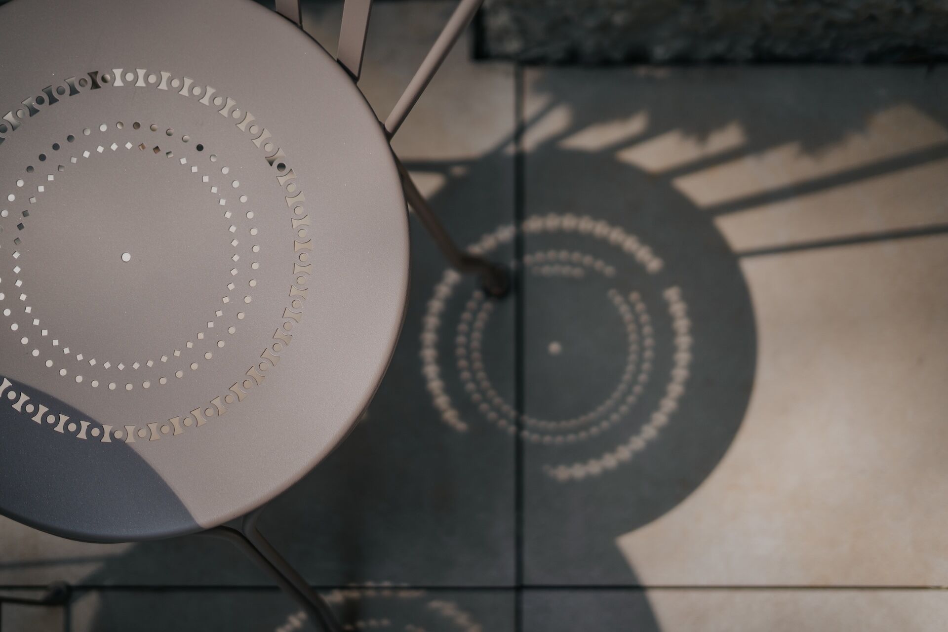 A circular architectural feature with concentric circles and a central point, possibly a part of a building's design.
