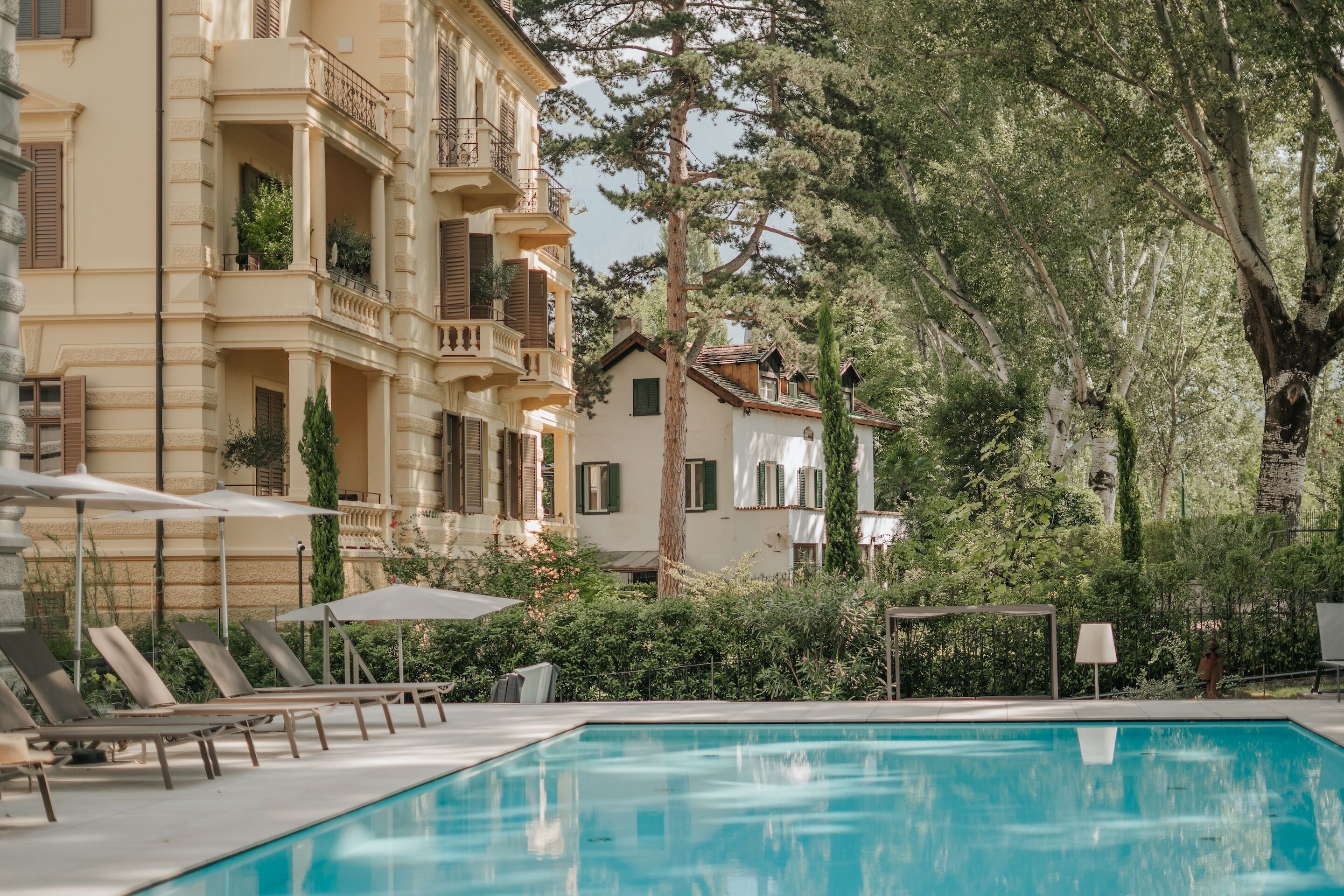 Piscina stagionale all'aperto, ombrelloni da piscina, lettini