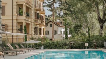 Piscina stagionale all'aperto, ombrelloni da piscina, lettini