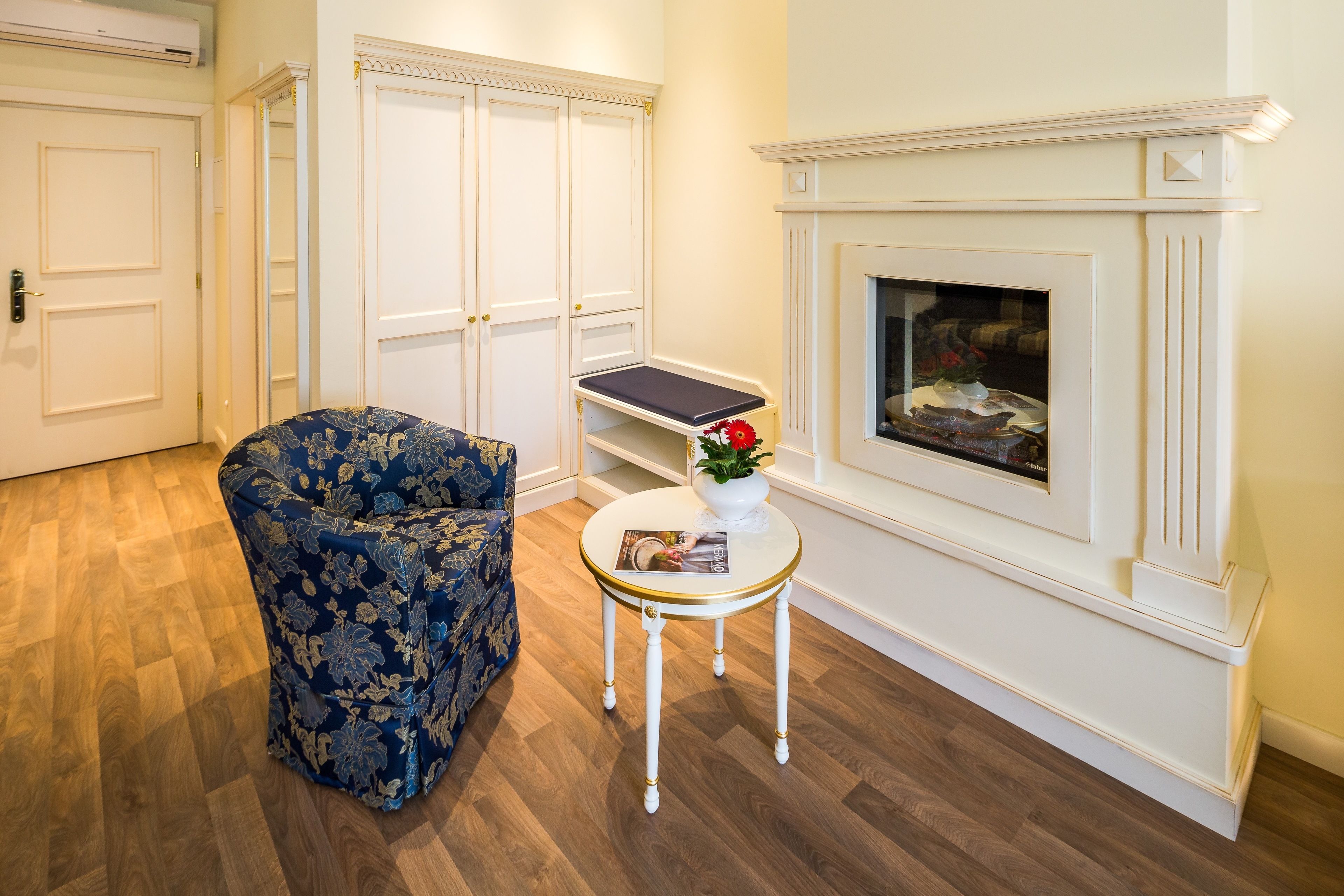 deluxe studio suite, 1 bedroom, fireplace, mountainside | living area | lcd tv