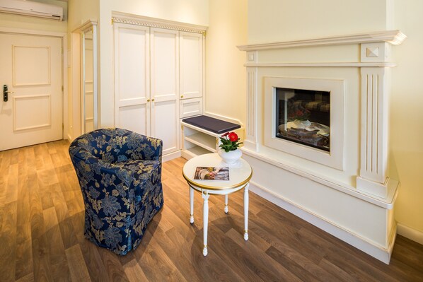 Studiosuite – deluxe, 1 soverom, peis, ved fjell | Oppholdsområde | LCD-TV