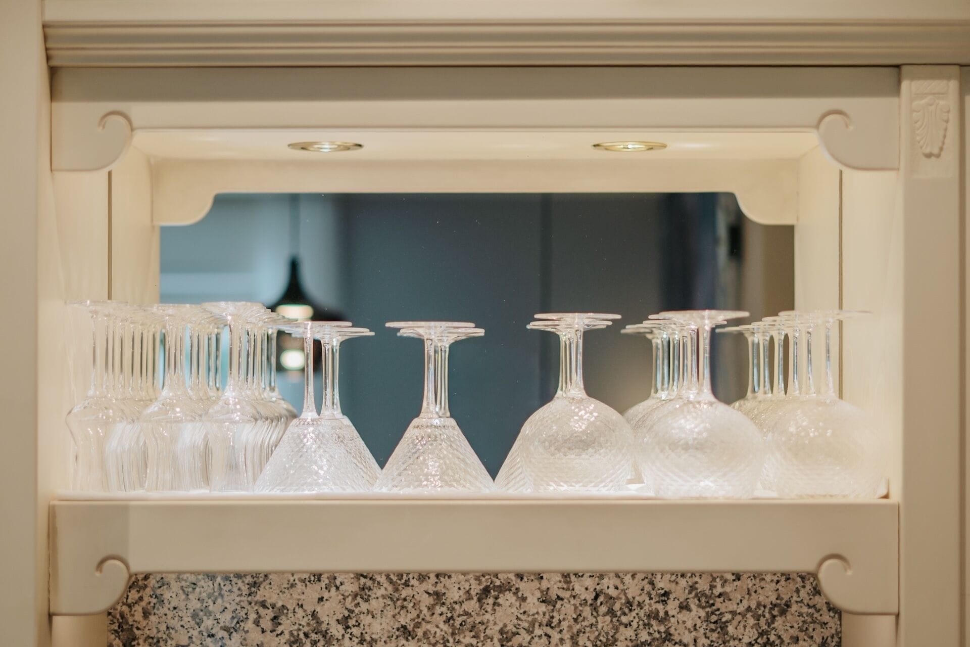 Une vitrine contenant plusieurs verres à vin.