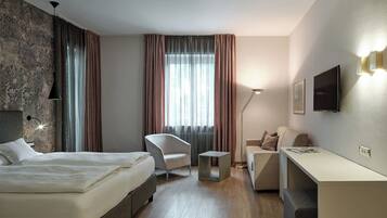 Suite estudio junior, vistas al río, junto a la piscina | Ropa de cama de alta calidad y edredones de plumas