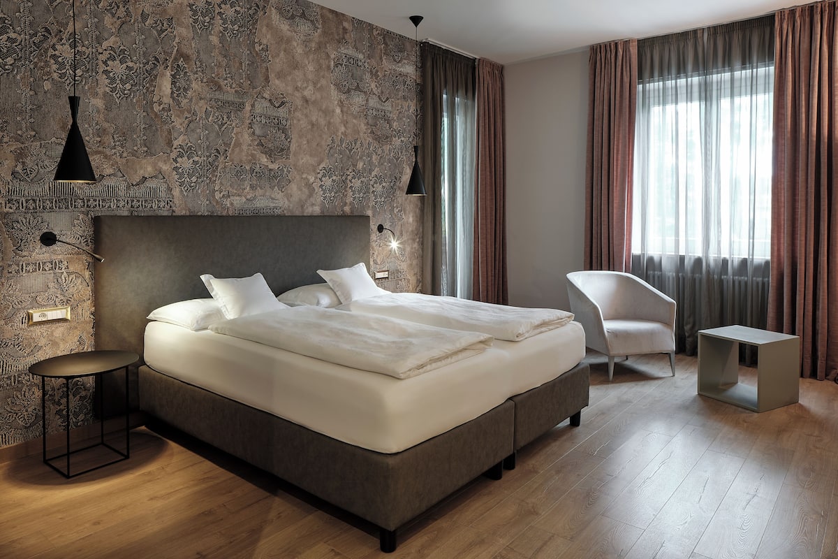 Suite Studio Junior, vue fleuve, en bord de piscine | Literie de qualité supérieure, couette en duvet d'oie