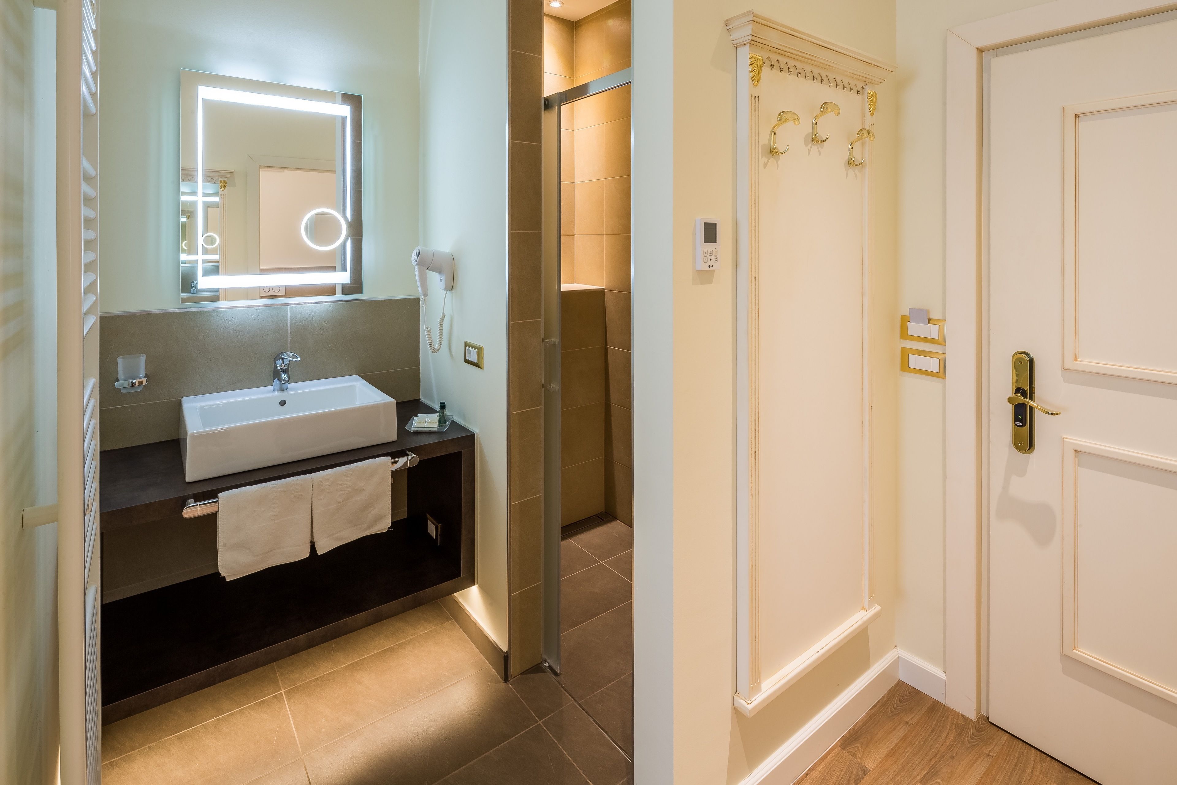 deluxe studio suite, 1 bedroom, fireplace, mountainside | bathroom shower