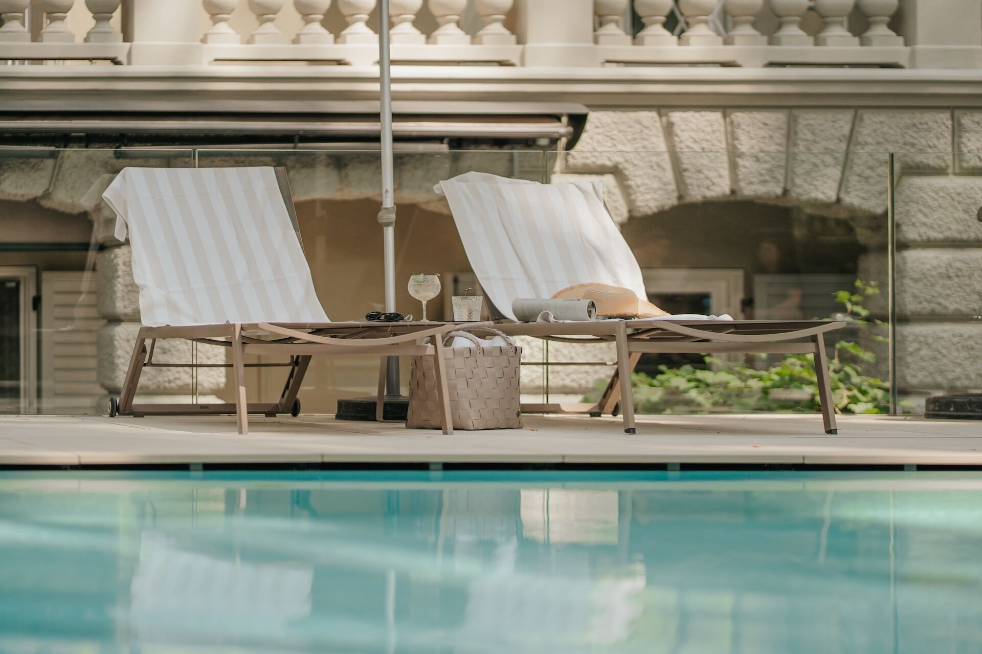 Piscina externa sazonal, funciona das 8h às 20h, guarda-sóis