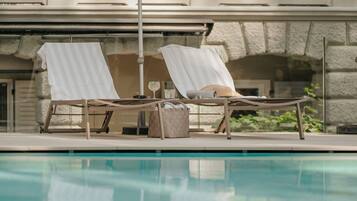 حمّام سباحة خارجي موسمي، مظلات على حمّام السباحة، مقاعد للتشمس