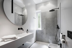 Regndusjhode, toalettartikler (inkludert), hårføner og tøfler