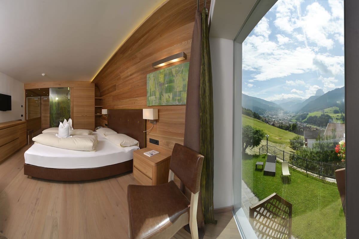 panoramic double room | select comfort beds, minibar, in-room safe, desk