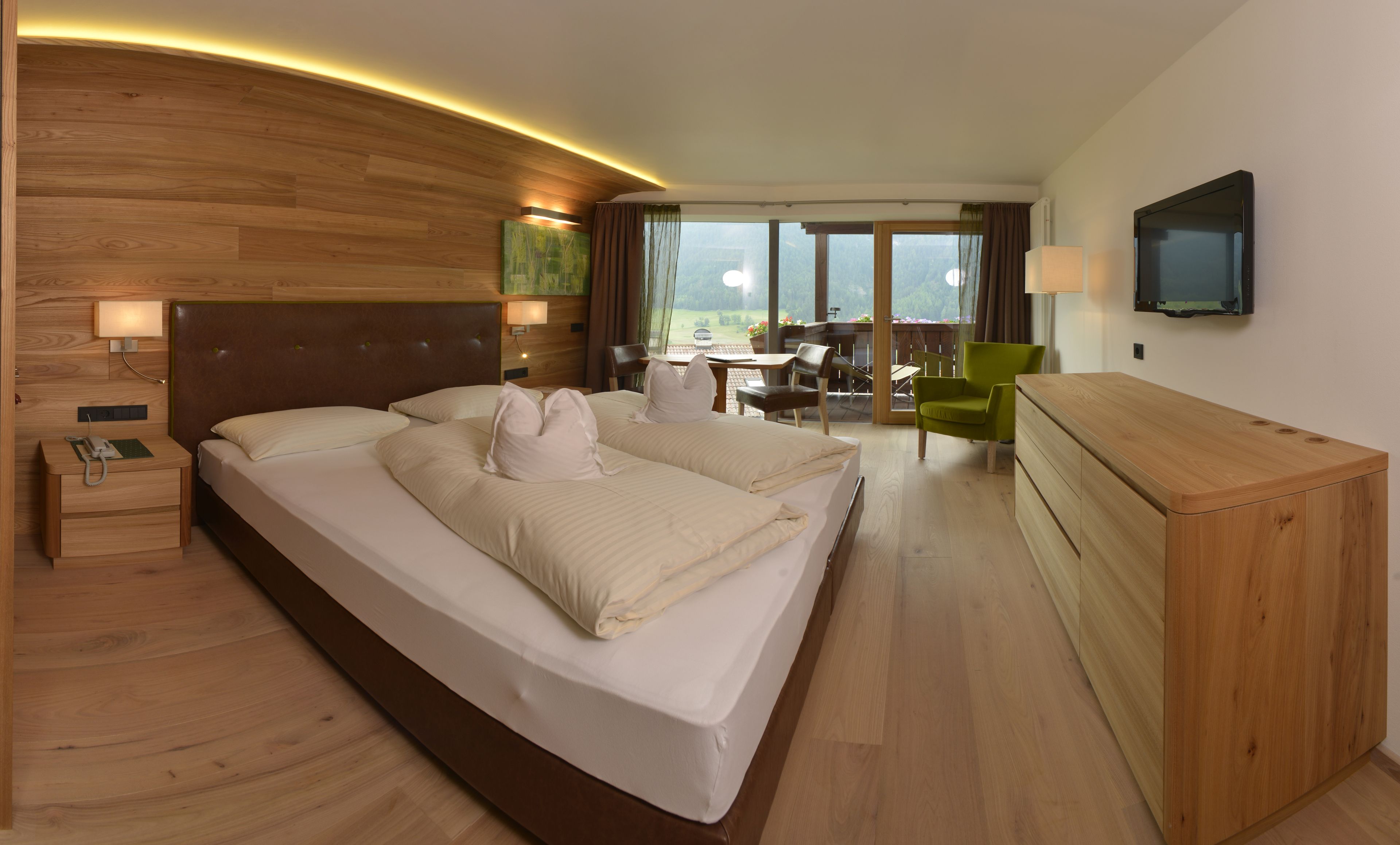 select comfort beds, minibar, in-room safe, desk