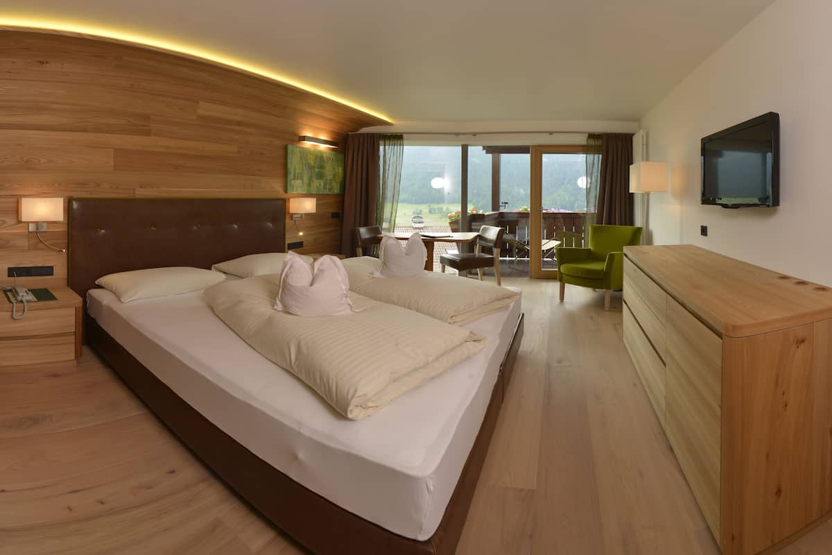 select comfort beds, minibar, in-room safe, desk