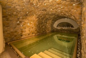 Un sauna, una bañera de hidromasaje, baño turco/hammam
