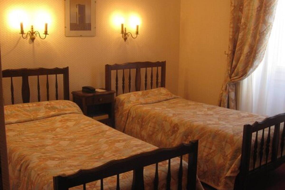 Chambre Standard avec lits jumeaux | Lits bébé (gratuits), lits pliants/supplémentaires, Wi-Fi gratuit