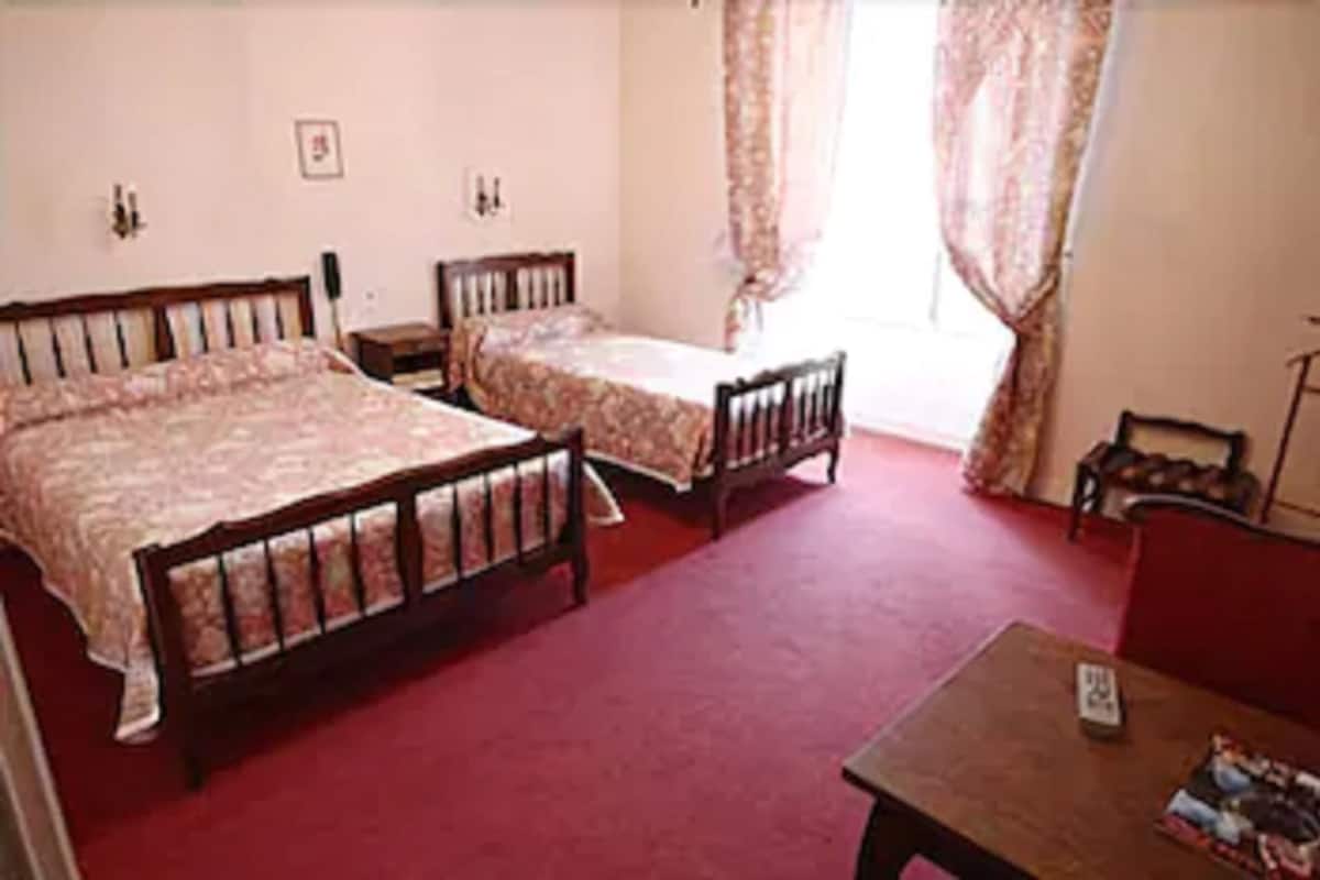 Chambre Triple | Lits bébé (gratuits), lits pliants/supplémentaires, Wi-Fi gratuit
