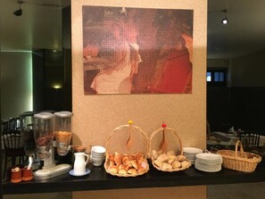 朝食 (ビュッフェ)、毎日提供 (有料)