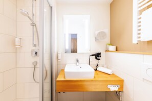 Habitación individual estándar | Baño | Ducha, secador de pelo y toallas