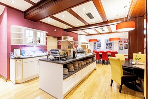 Desayuno buffet diario (EUR 19.9 por persona)