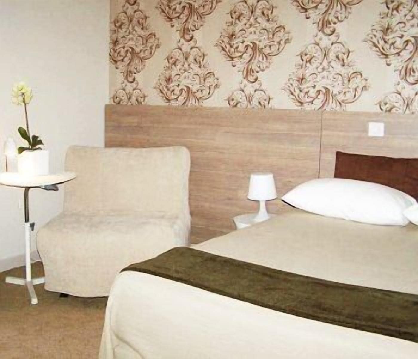 desk, soundproofing, free wifi