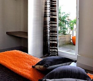 Triple Room | Desk, soundproofing, free WiFi - Hotel OXO (Biarritz)