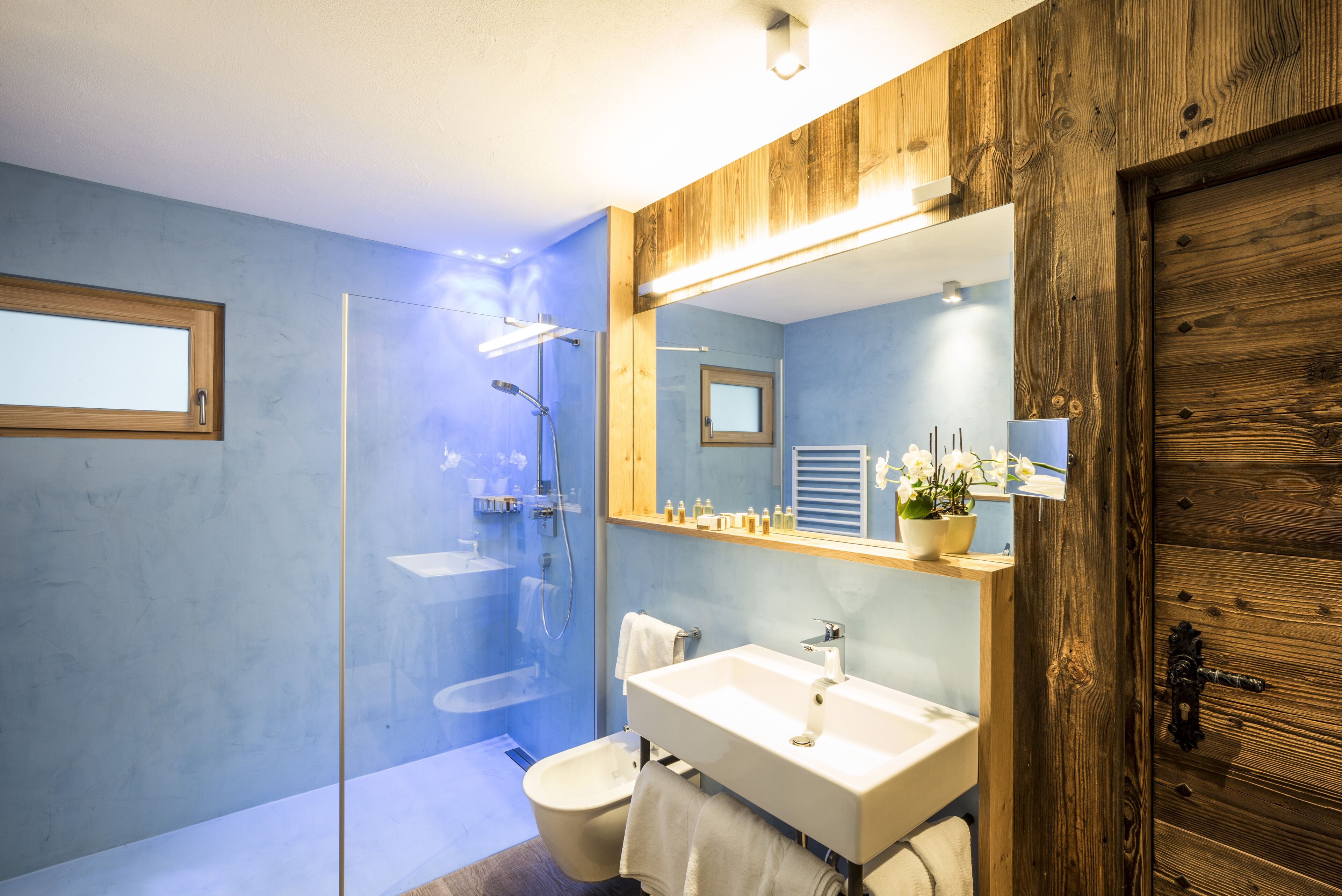 chalet (platz) | bathroom | combined shower/bathtub, free toiletries, hair dryer, bathrobes