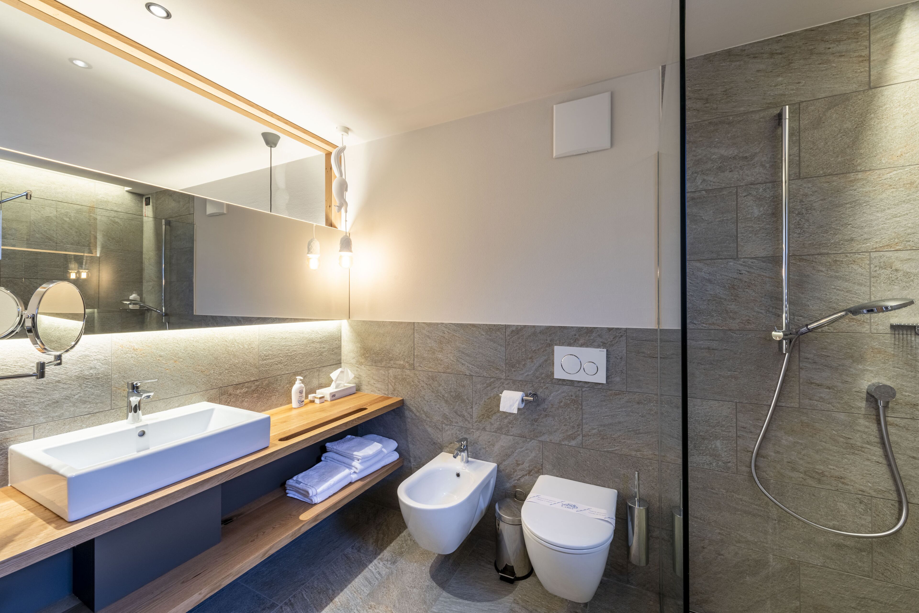 junior room, 1 double bed | bathroom | combined shower/bathtub, free toiletries, hair dryer, bathrobes