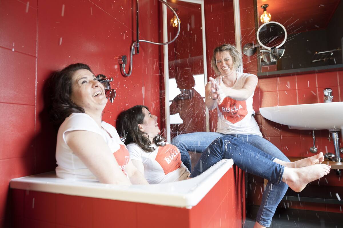 superior room | bathroom | combined shower/bathtub, free toiletries, hair dryer, bathrobes