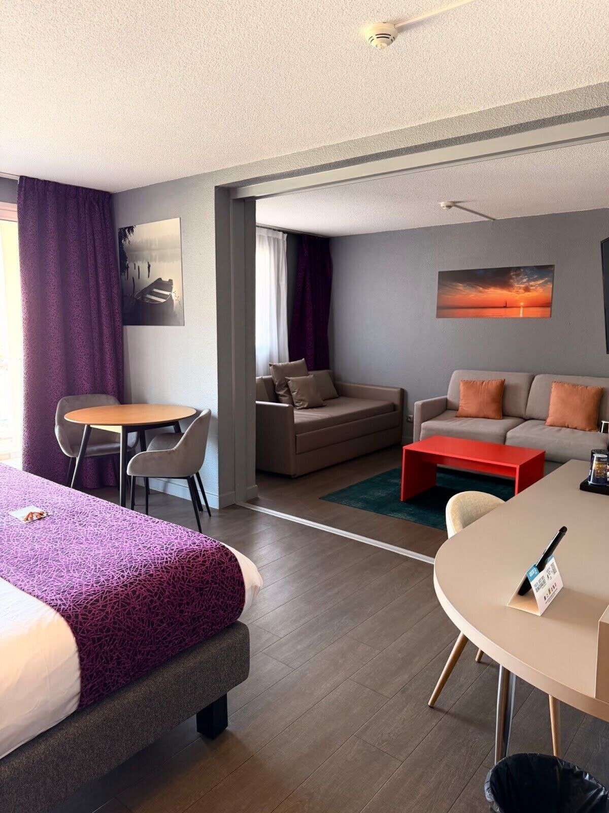 Minibar, coffres-forts dans les chambres, bureau, rideaux occultants