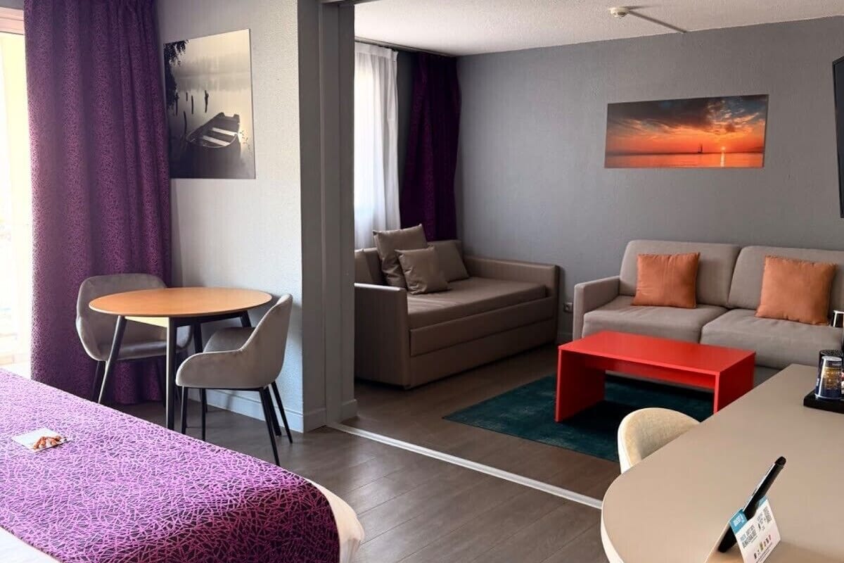 Minibar, coffres-forts dans les chambres, bureau, rideaux occultants